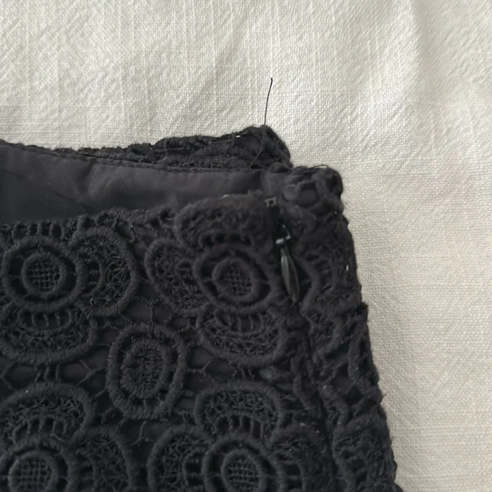 Lace Scalloped Hem Shorts - Picture 4 of 7